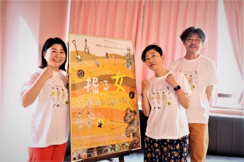 映画オリジナルのTシャツで左:神取恭子さん　中央：松本貴子監督　右：折井克比古さん