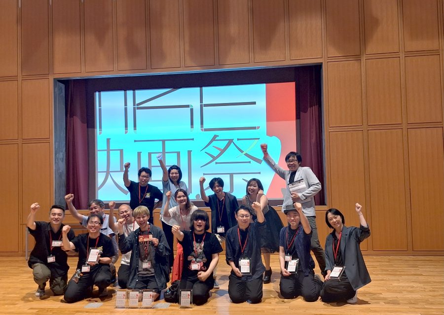 監督、出演者で集合写真も