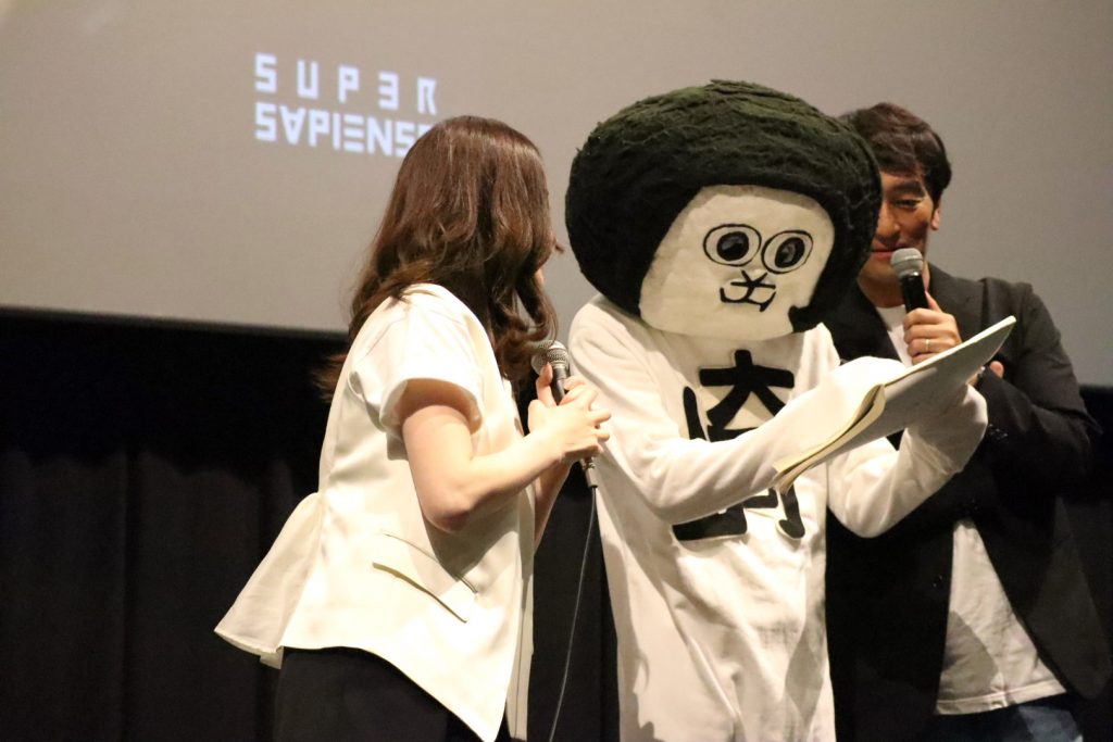 オカザえもん、フリップにコメント記入中