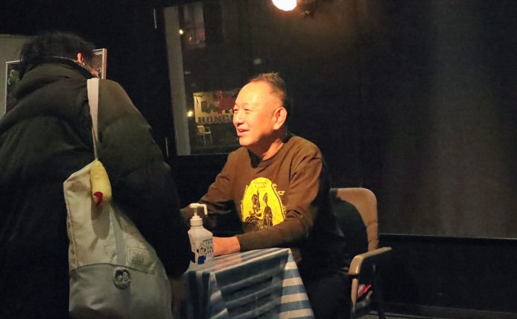 舞台挨拶終了後のサイン会では観客と直接交流も