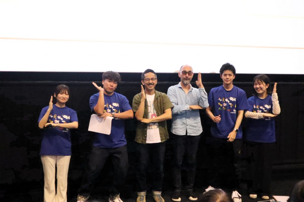 中京大学辻井ゼミのみなさんと　中央右:ASD 監修 辻井正次教授　中央左:小林聖太郎監督